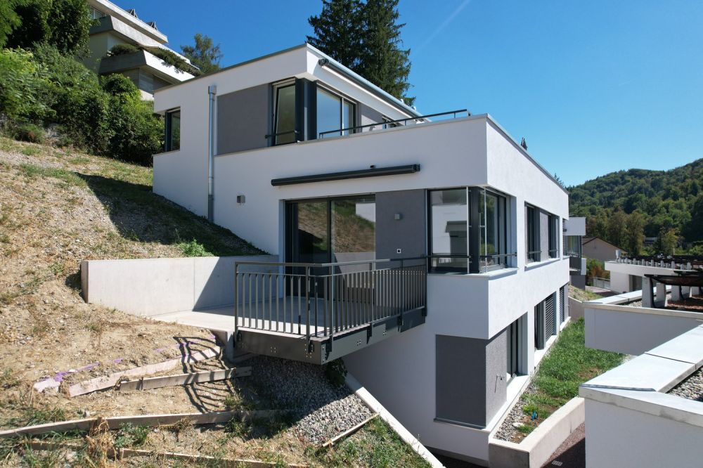 4.5-Zimmer-Doppeleinfamilienhaus an einzigartiger Hanlage -  Bild 1