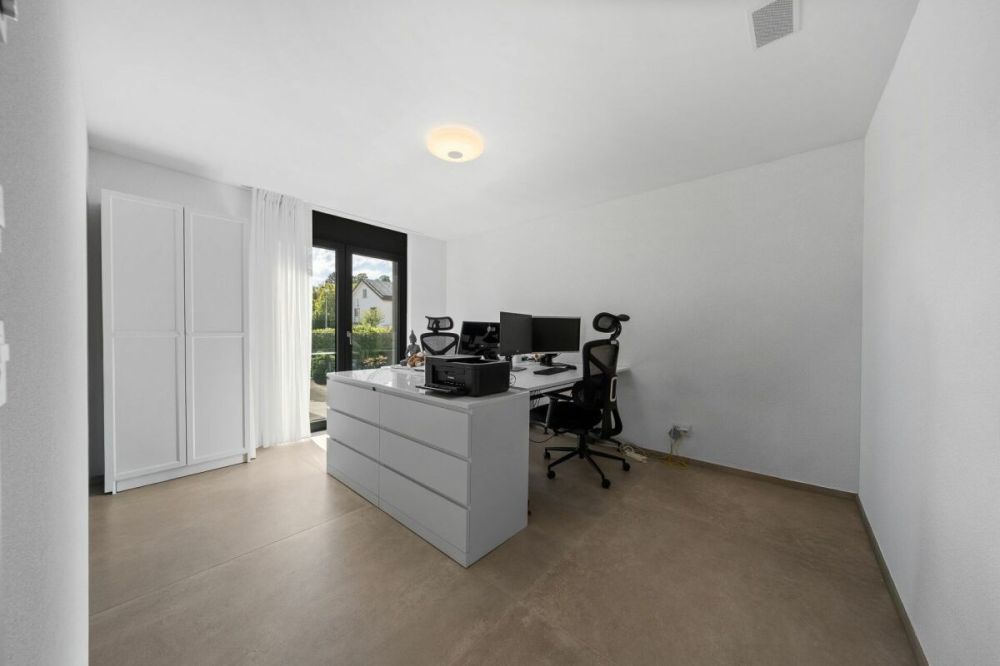 Exklusives Einfamilienhaus mit Pool, Smarthome und luxuriöser Ausstattung -  Bild 11