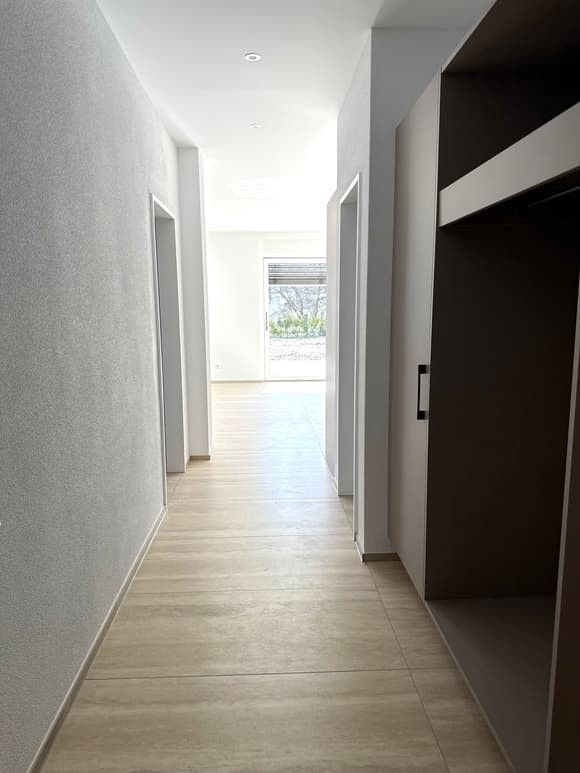 Erstvermietung: Moderne 2.5-Zimmer-Neubau-Wohnung mit Terrasse und schöner Aussicht in Trimbach -  Bild 5