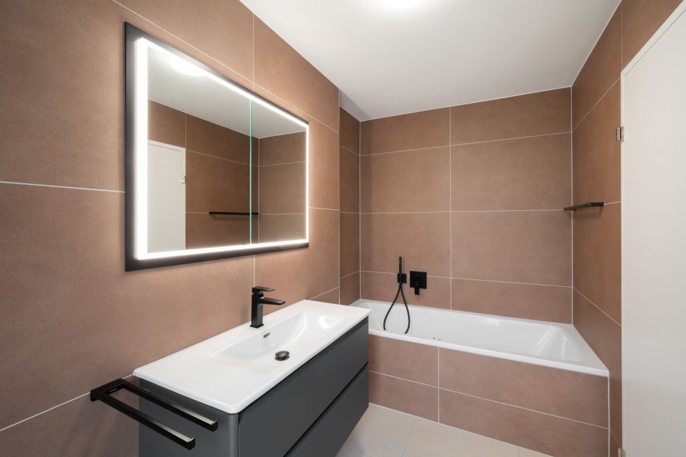 4.5-Zimmer-Gartenwohnung B1 - Modern wohnen an der Langete - Bad mit Badewanne