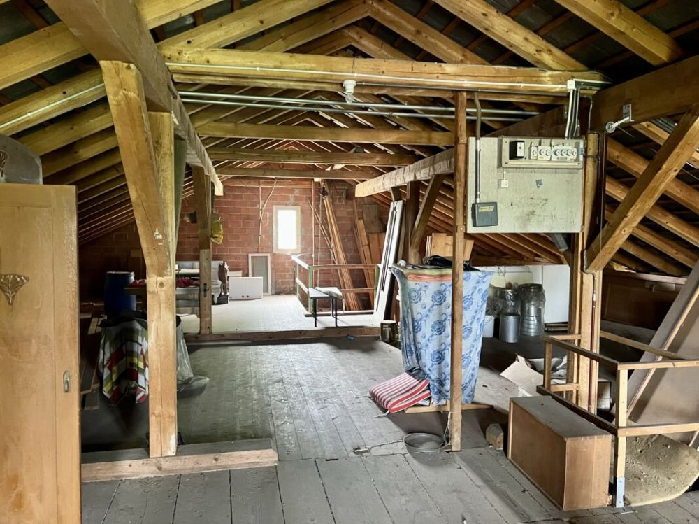 Liegenschaft mit grosser Landfläche und viel Bauland - Dachstock