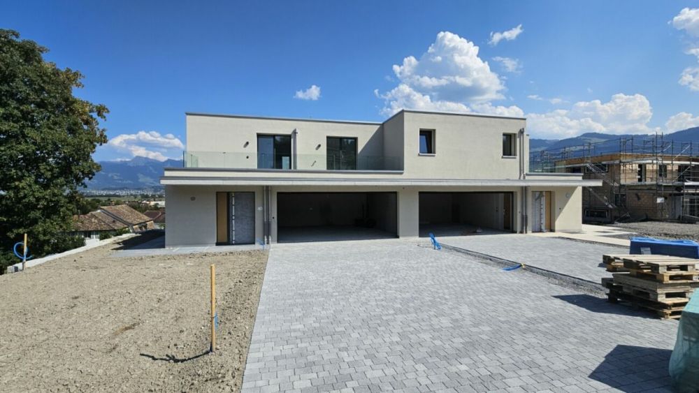 Modernes Eigenheim mit Panorama-Weitsicht ins Grüne und die umliegende Berglandschaft -  Bild 1