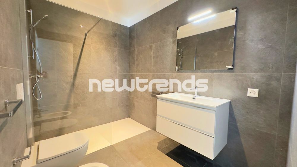 Luminoso e grazioso 2.5 locali con giardino e patio, mai abitato. - bagno con lavanderia
