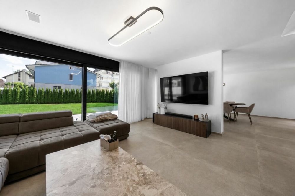 Exklusives Einfamilienhaus mit Pool, Smarthome und luxuriöser Ausstattung -  Bild 3