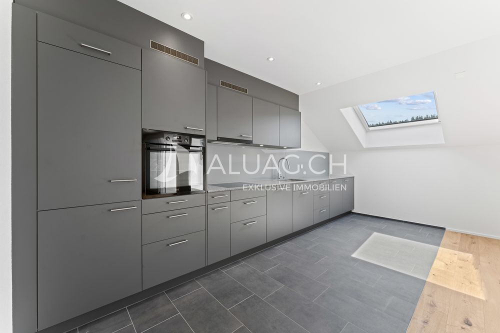 4.5 ZIMMER WOHNEN IM JURAPARADIES - Grosszügig gestaltete Küche mit viel Stauraum und Dachfenster