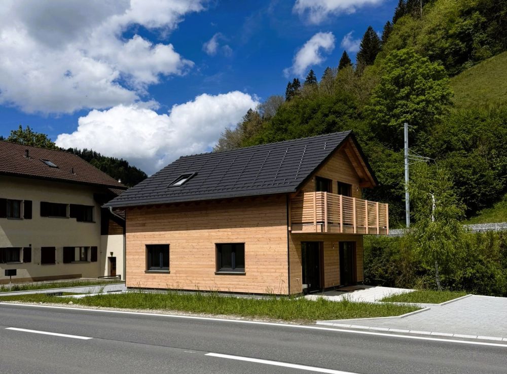 Modernes Einfamilienhaus in Wiggen, erbaut nach dem Minergie-Standard, mit großem Garten -  Bild 3