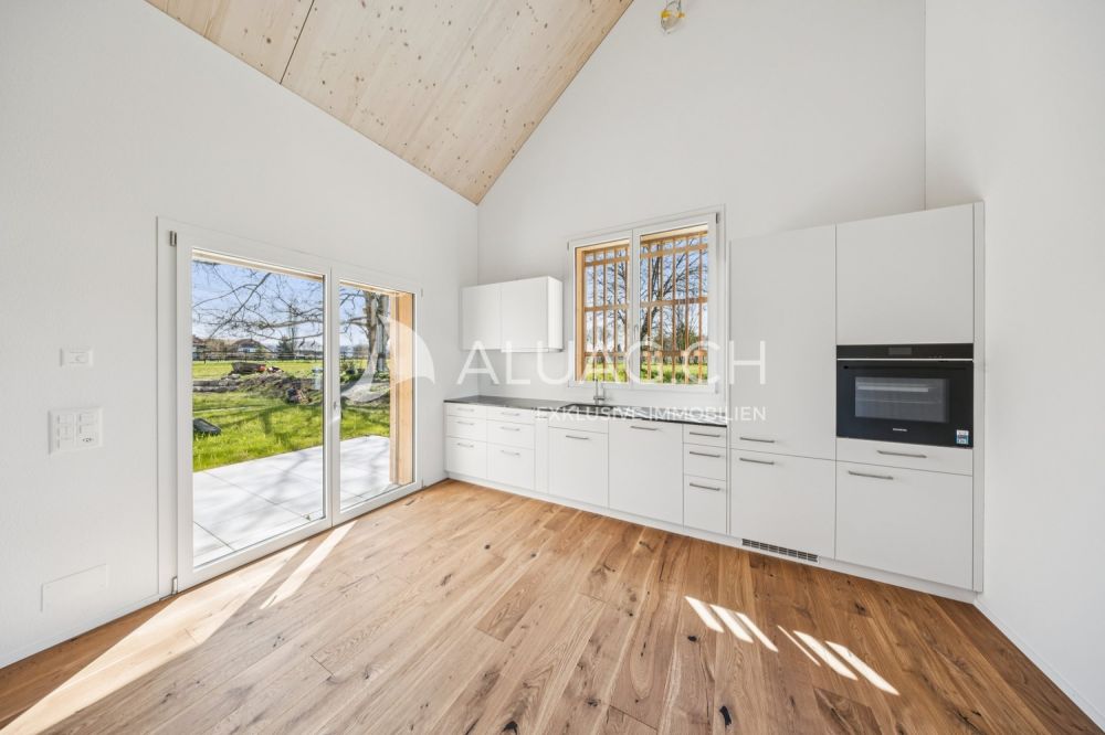 NEUBAU - 3.5 ZIMMER DUPLEX WOHNUNG - Moderne Küche mit grosser Küchenzeile und direktem Terrassenzugang