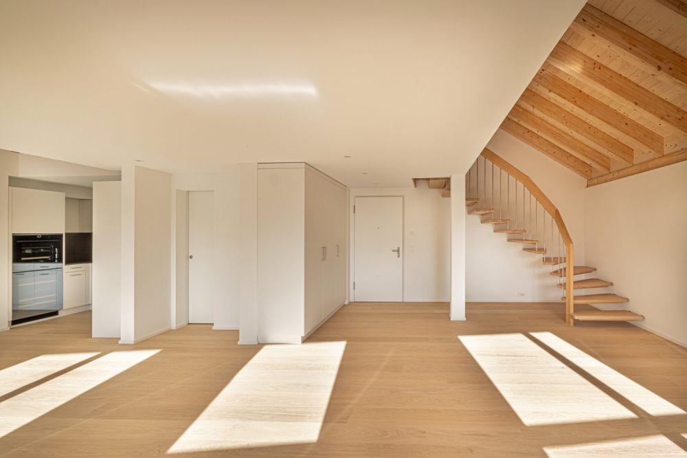 Exklusive 5.5-Zimmer-Neubauwohnung im Herzen von Domat/Ems  sofort bezugsbereit - Wohnzimmer