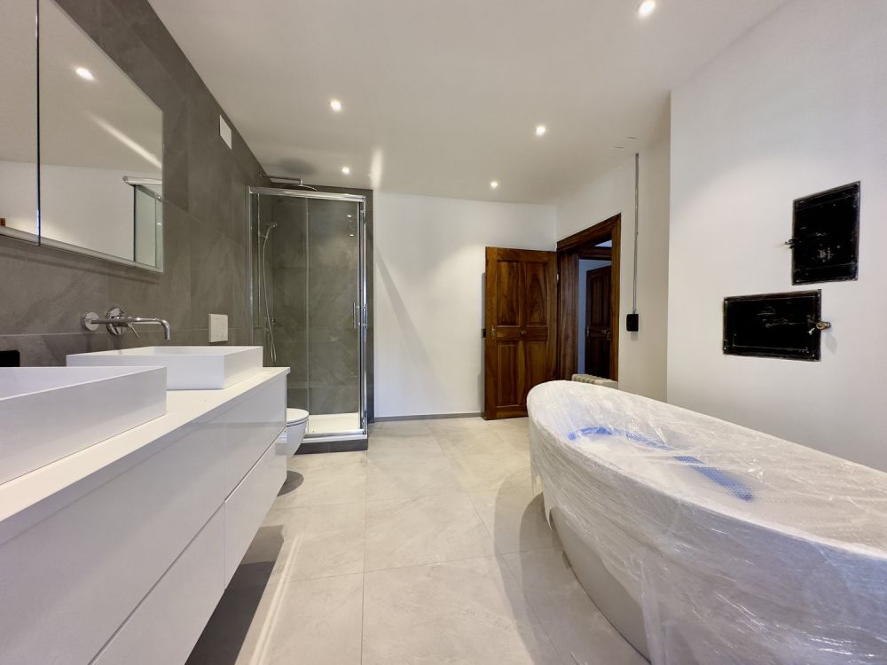 Villa am Kirchweg - der repräsentative Wohn- oder Geschäftssitz im Rhe - grosszügiges Hauptbad mit Dusche und freistehender Wanne