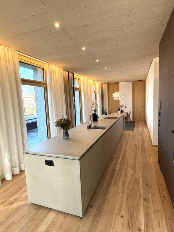 moderne und Grosszügige 3.5-Zimmer-Attikawohnung an zentraler Wohnlage - Bild 1