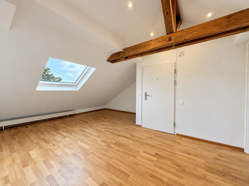 Stilvoll renovierte 2.5-Zimmerwohnung im Dachgeschoss als Erstbezug -  Bild 3
