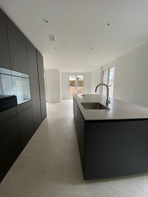 Grosszügige 4.5-Zimmer-Erdgeschosswohnung mit Sitzplatz und Garten - Küche-Essbereich