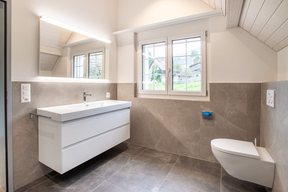 Moderner Neubau inmitten der Appenzeller Hügellandschaft - Badezimmer