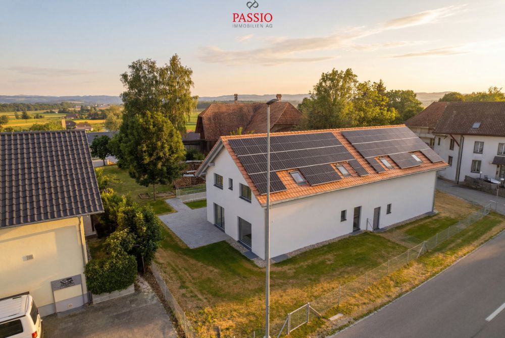 Exklusives 6.5-Zimmer-Doppeleinfamilienhaus mit grosszügigem Garten -  Bild 2