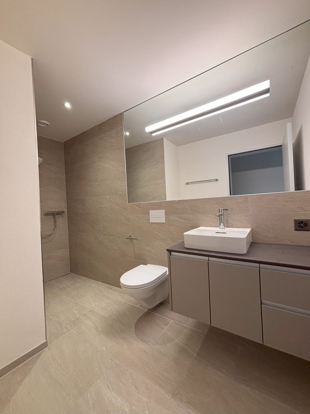 Grosszügige, neuwertige 3.5 Zimmer-Wohnung mit Garten -  Bild 7