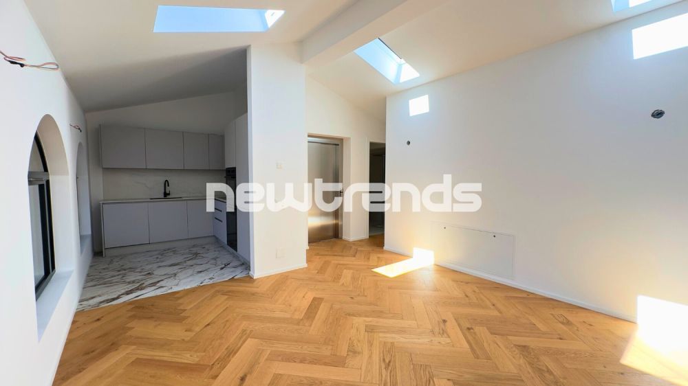 Ampio e luminoso attico con terrazzo e lift privato, mai abitato. - Opena space + lift