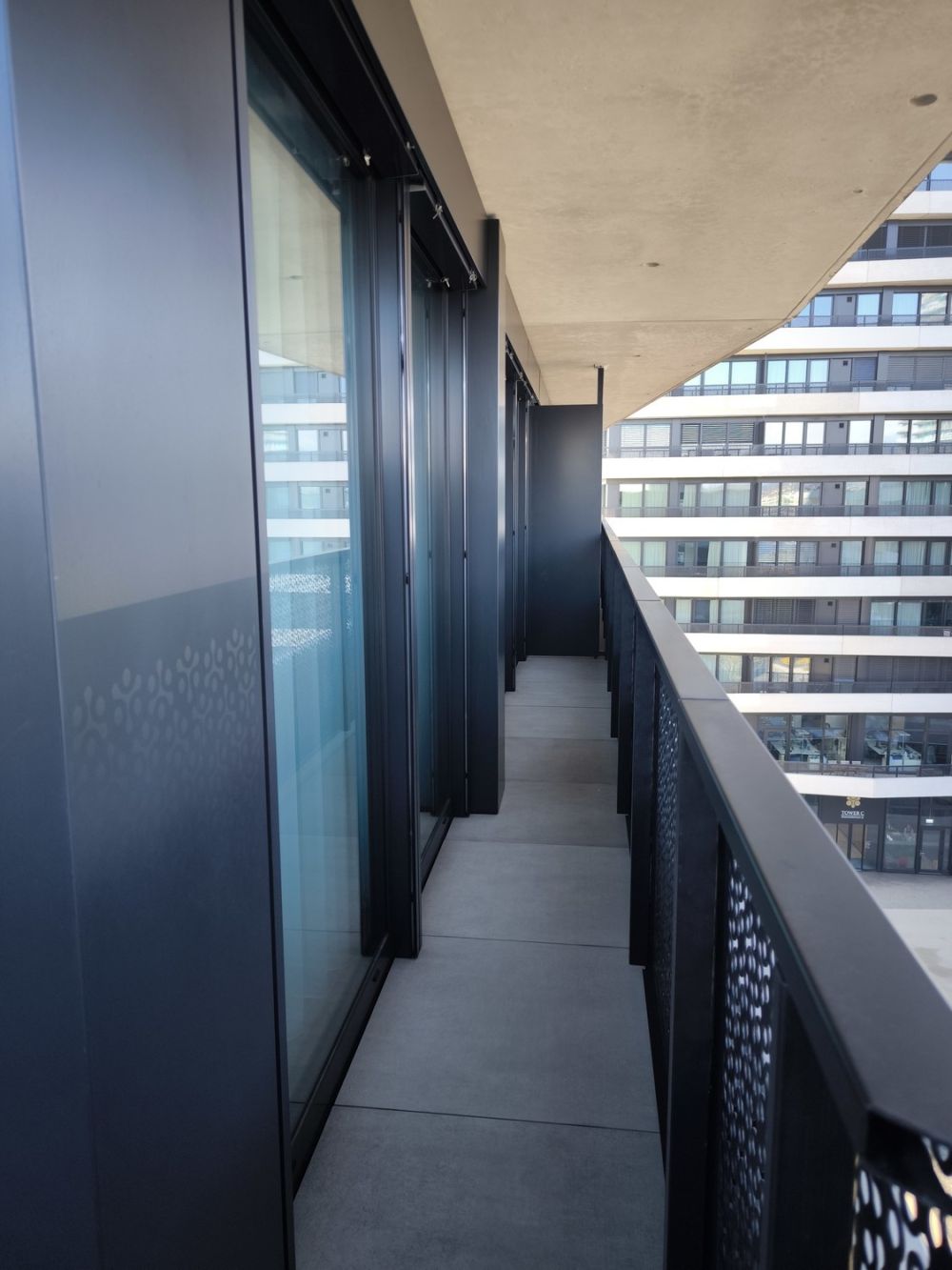 Exklusive, möblierte 2.5-Zimmerwohnung im Three Point Tower - 8.jpg