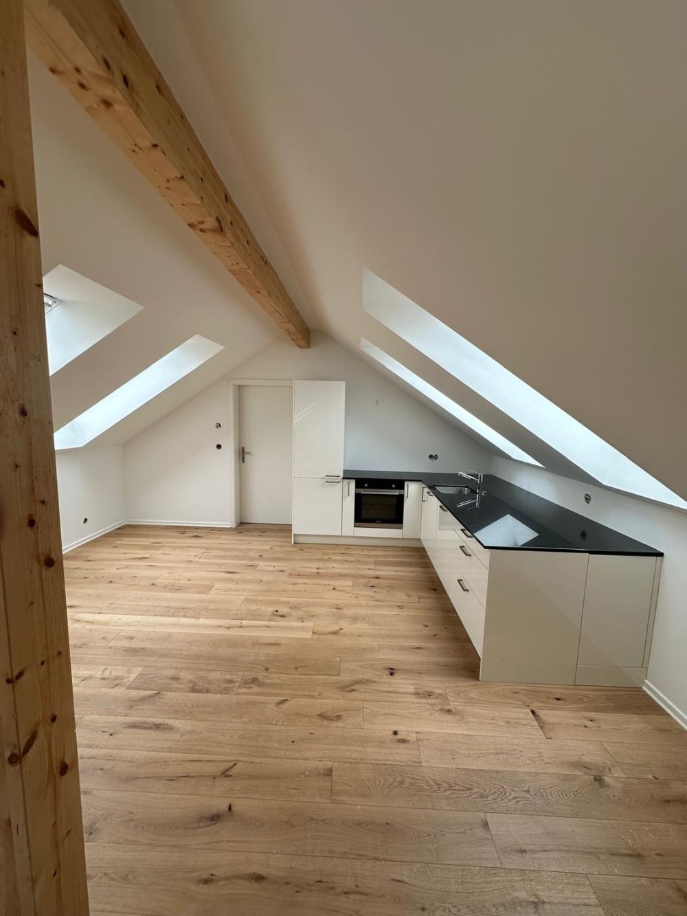 Erstbezug nach komplettem Dachausbau  exklusive Dachgeschosswohnung mit Cabriofenster in zentraler Lage - Küche / Wohnzimmer