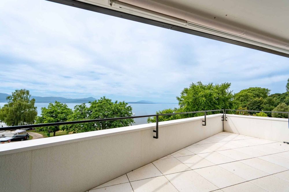 Einzigartig! 5.5-Zimmer-Dachgeschoss mit 180m2, das eine Dachterrasse von 168m2 mit Panoramablick auf den See und die Alpen bietet -  Bild 7