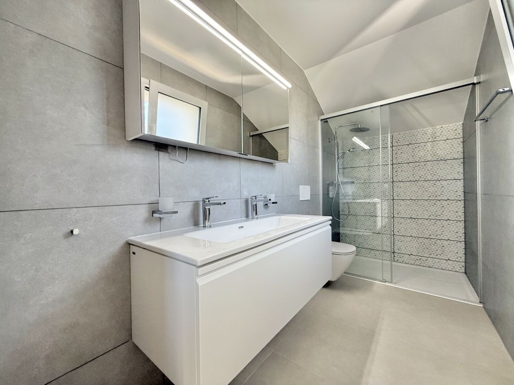 Villa neuve et moderne avec 2,5 pièces indépendant, cadre verdoyant - 1er étage:  salle de bain parentale