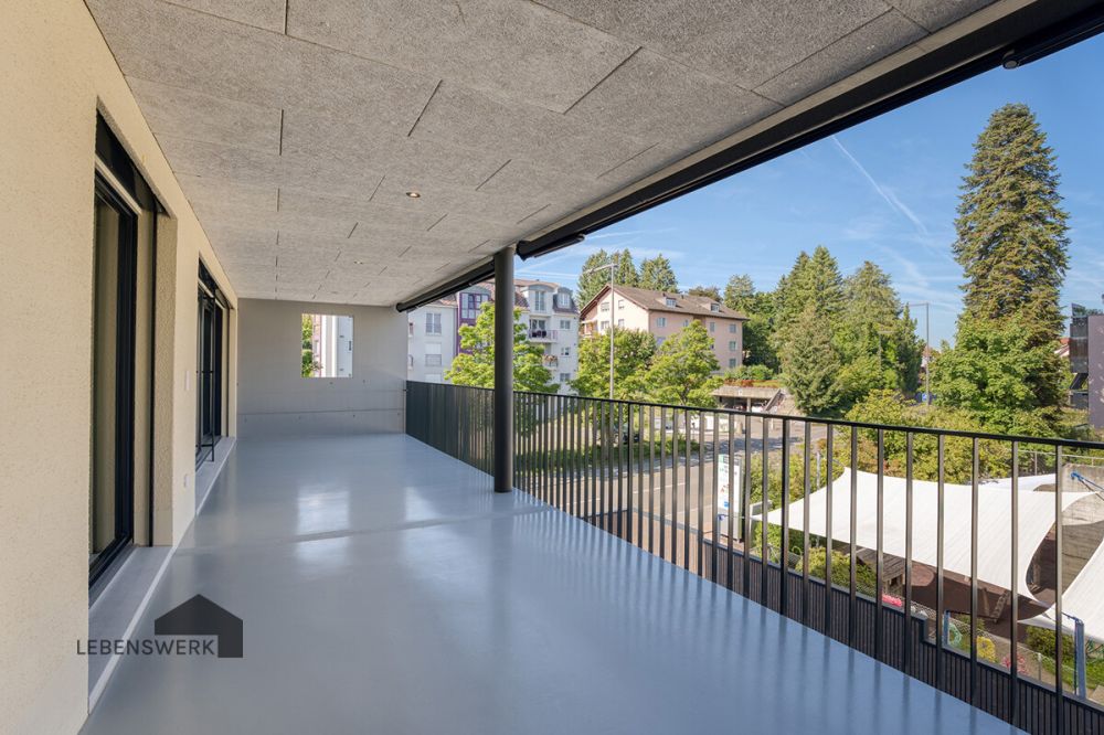Grosszügige 4.5-Zimmer-Wohnung mit Option auf 5.5 Zimmer, Kreuzlingen - Mehr als nur ein Balkon. Ein grosszügiger, geschützter Aussenraum mitten im Alltag, der zum Verweilen, Geniessen und Entspannen einlädt. Fast wie ein zusätzliches urbanes Wohnzimmer im Freien