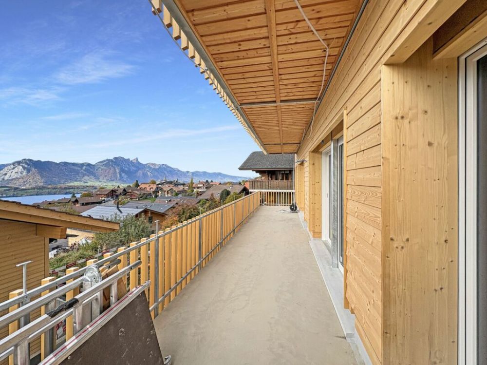 Neubau im Chaletstil, freistehend, modern und mit attraktiver Sicht über den Thunersee in Richtung Niesen und Thun - Bild 1
