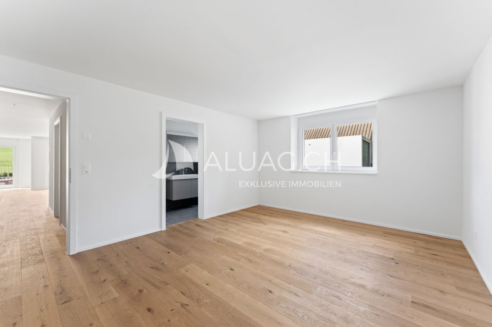 NEUBAU HIGHLIGHT - 4.5 ZIMMER MIT BALKON - Geräumiges Schlafzimmer mit en suite Badezimmer