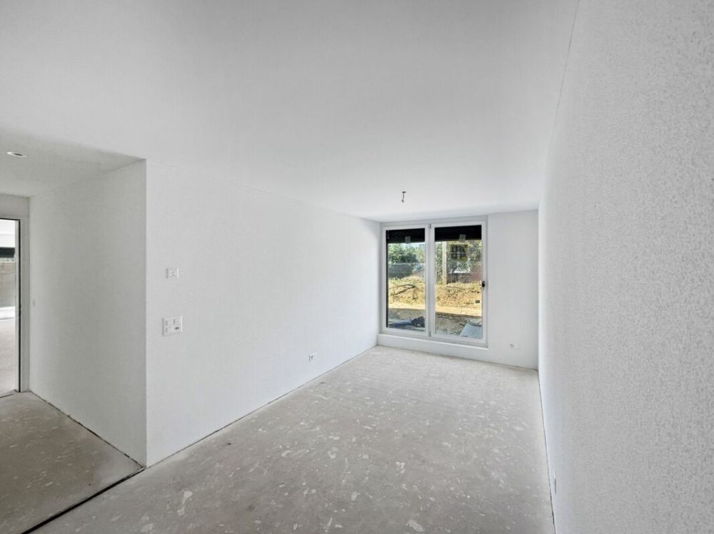 Grosszügige Traumwohnung in Flurlingen: Stadt trifft Natur - weiteres Zimmer mit direktem Gartenzugang und viel Tageslicht, elektrischen Lamellenstoren und Bodenheizung
