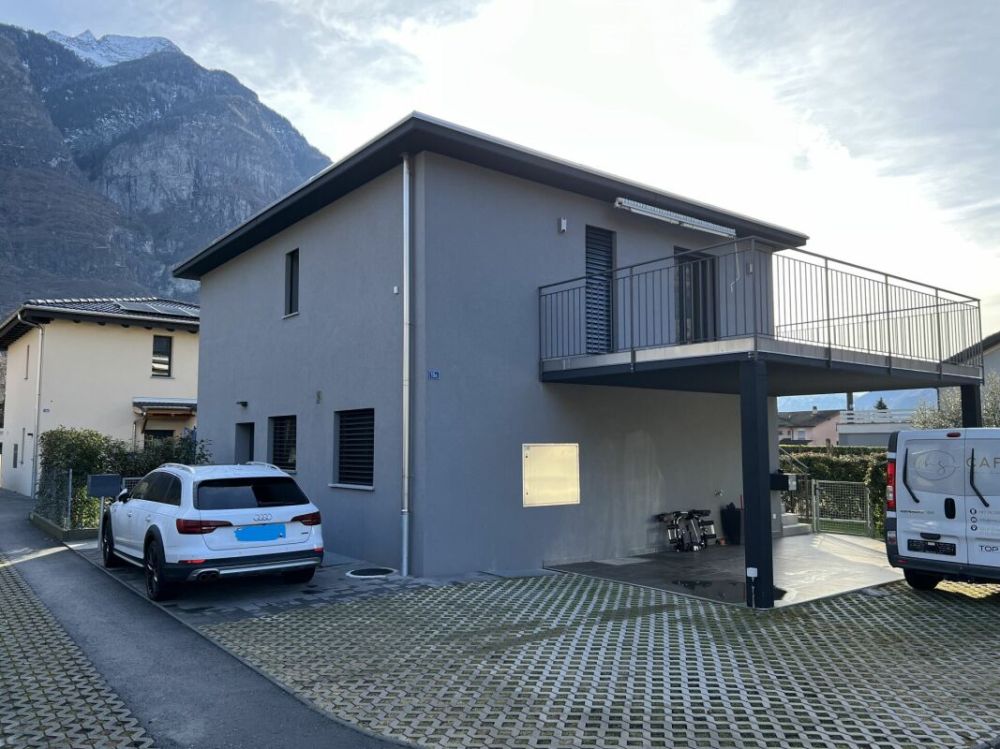 Moderna casa bifamiliare individuale, di 4.5 +3.5 locali con ampio giardino - Bild 1