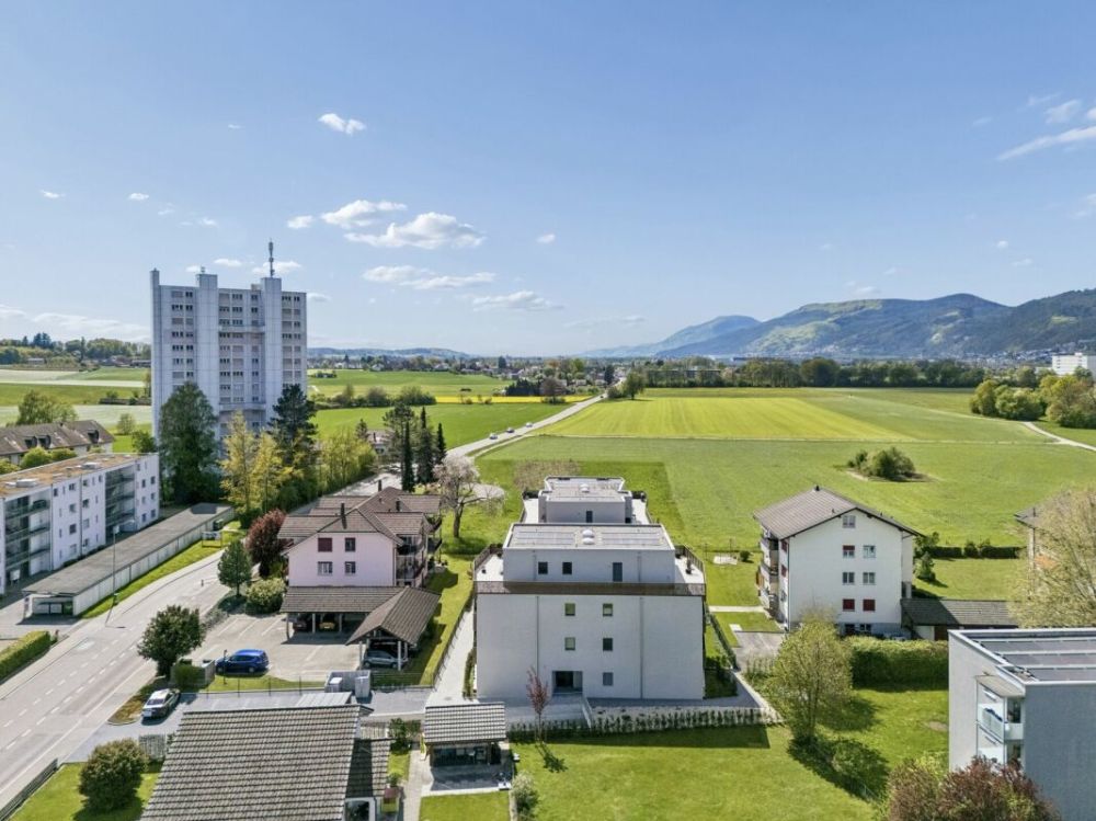Neuwertige 2.5-Zimmer-Gartenwohnung mit viel Tageslicht - Drohnenaufnahme