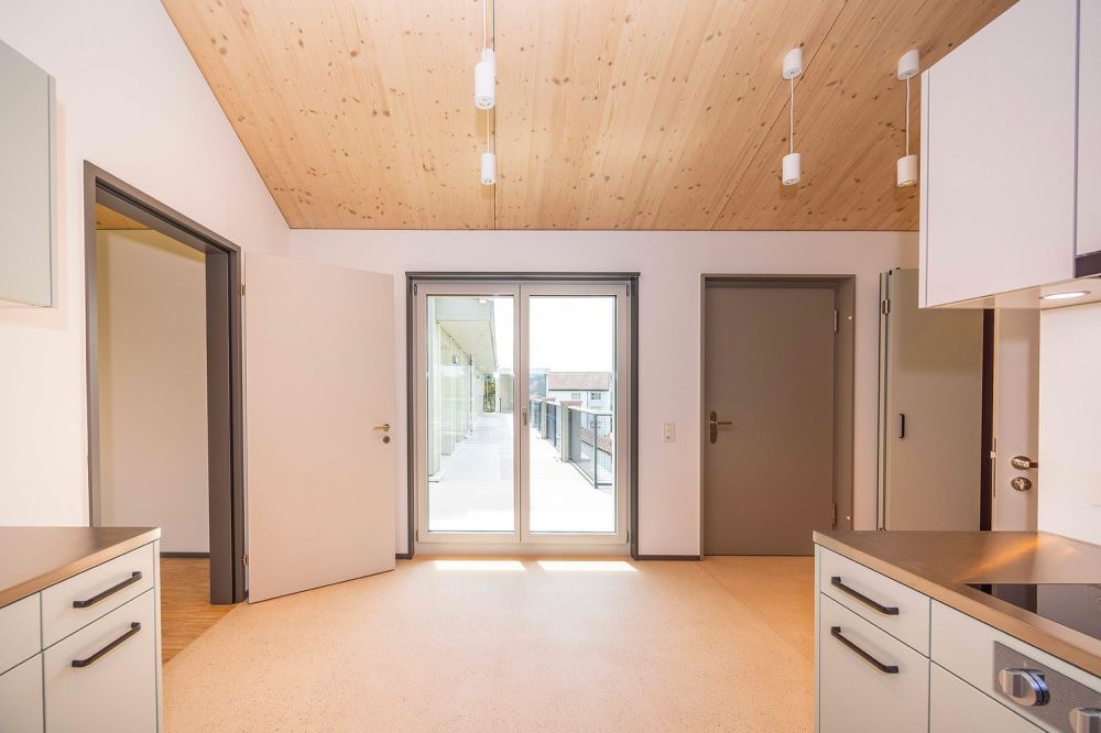 Erstbezug - Wohnen im Alter ab 55 Jahren - Wunderschöne Wohnung im DG - Küche / Eingangsbereich