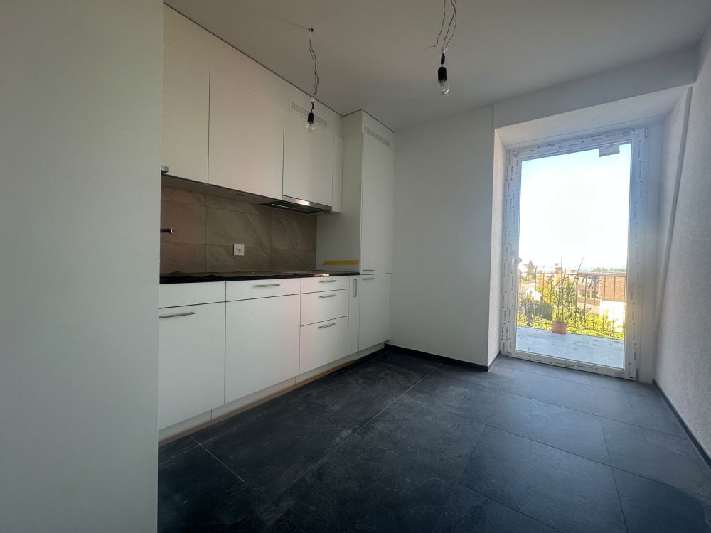 Erstbezug nach Kernsanierung: Noch 3 Moderne 4.5-Zimmer-Wohnungen mit Balkon zur Verfügung - Küche V1