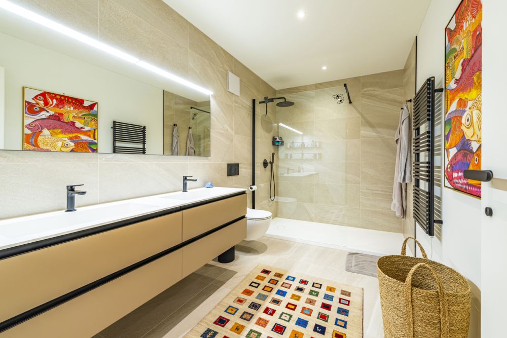 PONTE CAPRIASCA  Nuovo Attico di 8 locali  (suddiviso in 2 unità) - bagno moderno con doccia / modernes Badezimmer mit Dusche / modern bathroom with shower