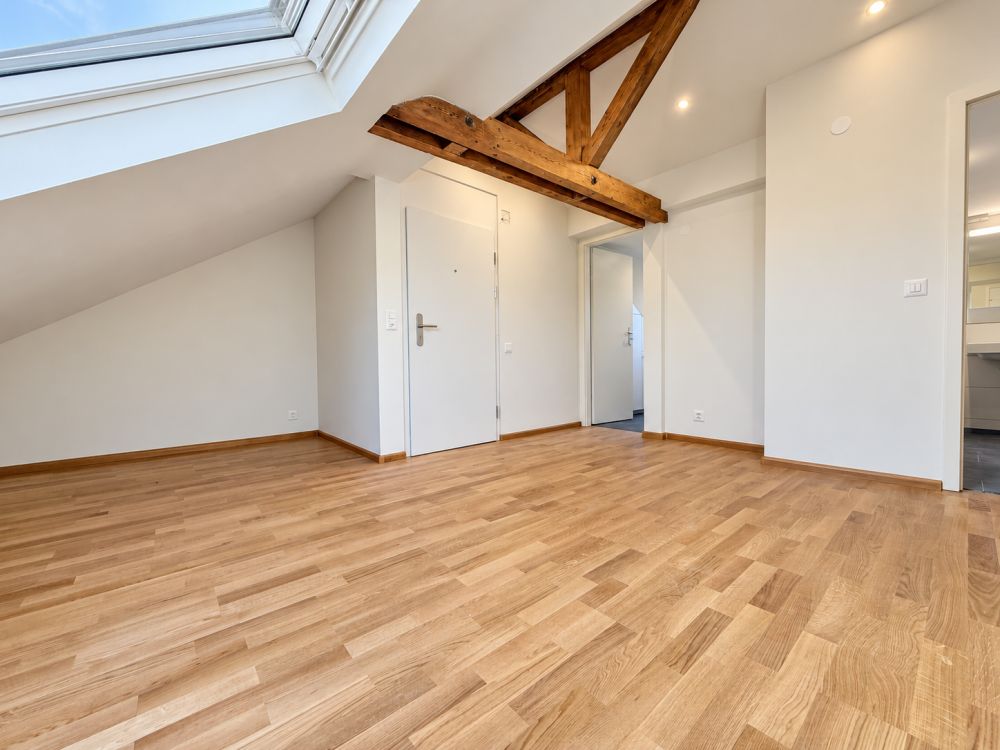 Stilvoll renovierte 2.5-Zimmerwohnung im Dachgeschoss als Erstbezug -  Bild 2