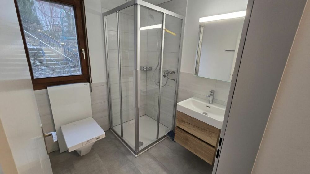 Schmucke 2,5 Zi mit Privatsitzplatz -  Bild 2