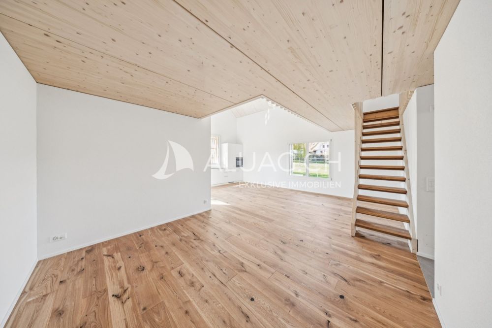 NEUBAU - 3.5 ZIMMER DUPLEX WOHNUNG - Wohnzimmer mit Treppenaufgang  offen und modern gestaltet