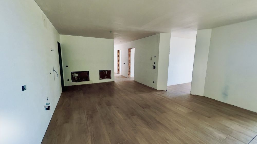 EXKLUSIVES UND GERAUMIGES 4.5-ZIMMER-WOHNUNG MIT GARTEN IN CAPRIASCA -  Bild 4