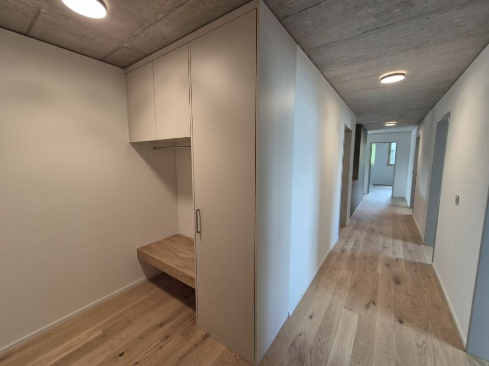Neue 4.5 Zimmer im 2. Obergeschoss mit grossem Balkon - Garderobe
