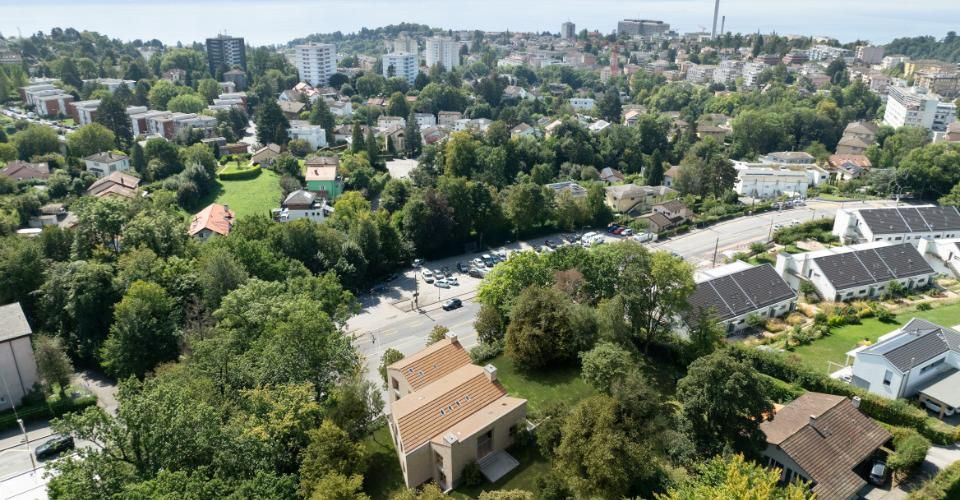 OBJET EXCEPTIONNEL ET UNIQUE DANS UN CADRE VERDOYANT EN VILLE! - Maison contiguë 5.5 pièces - image - 1