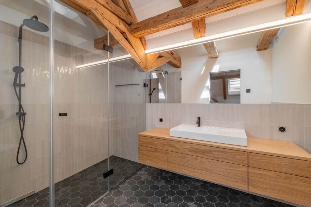 Zizers: Dachmaisonette mit Schlossambiente - Badezimmer