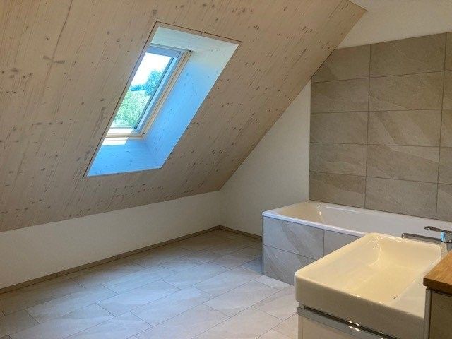 Grosszügige Maisonette-Wohnung - Bad gross mit Badewanne