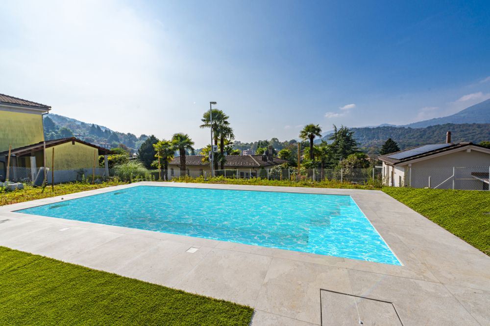 PONTE CAPRIASCA  Nuovo Attico di 8 locali  (suddiviso in 2 unità) - piscina condominiale / Gemeinsames Schwimmbad / condominium swimming pool