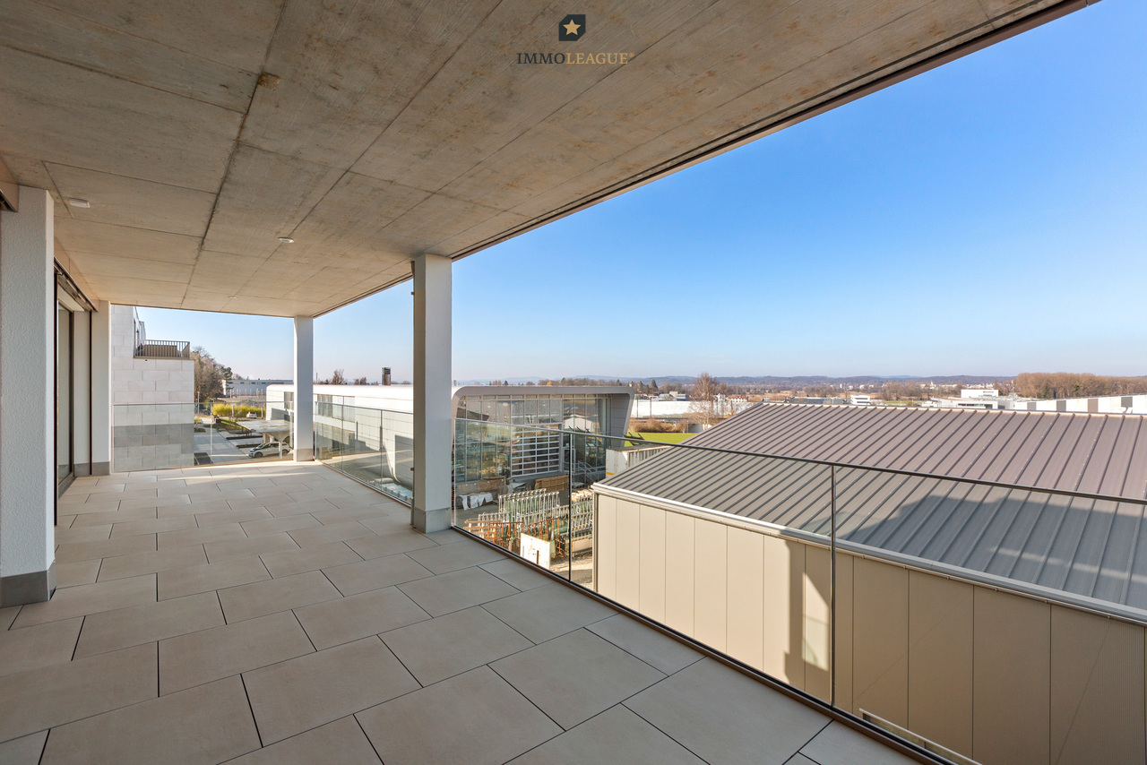 Ihr Zuhause in Tägerwilen. Neubau an zentraler Lage. - Traumhafte überdachte Terrasse mit Ausblick.