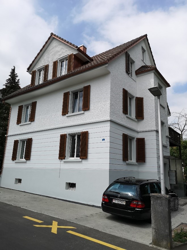 Altbau trifft Neubau: 4.5-Zimmer-Wohnung in Kreuzlingen mit Balkon und Parkplatz - Strassenansicht