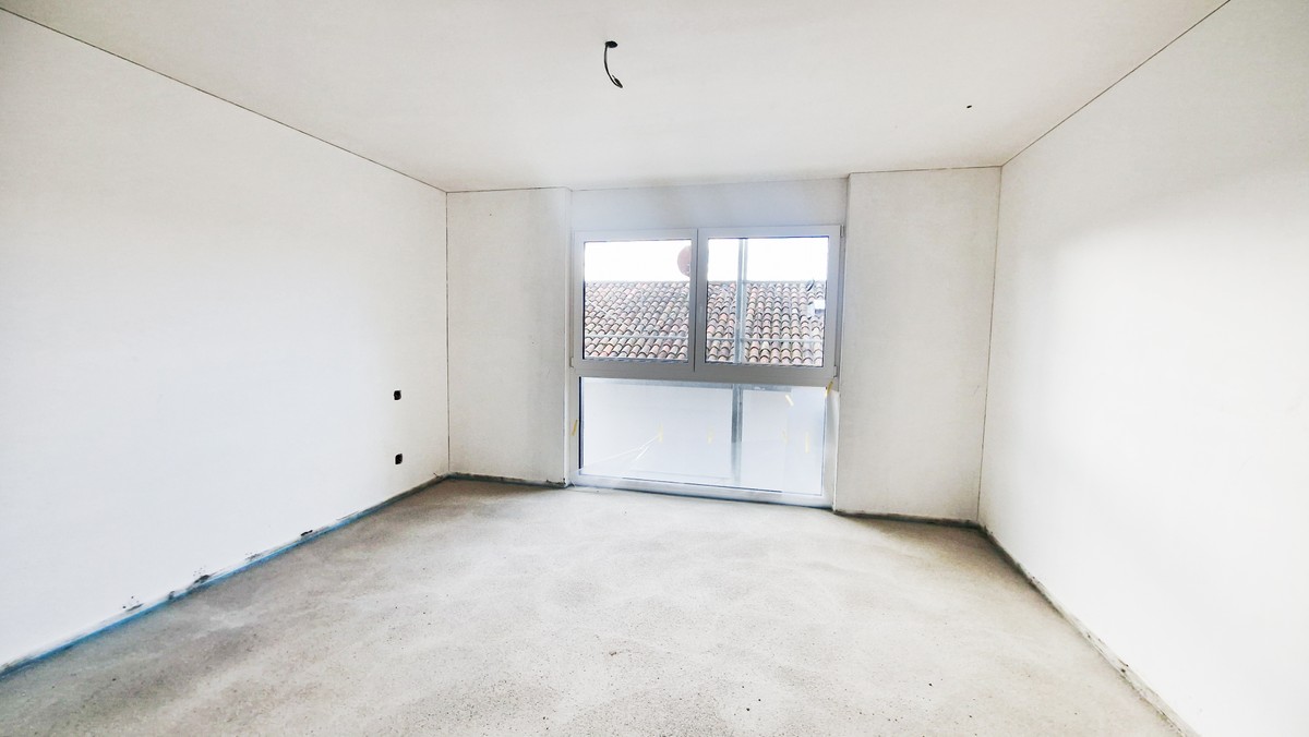 Nuovo 4,5 locali in stile moderno con veranda e ampio giardino privato - Bild 4