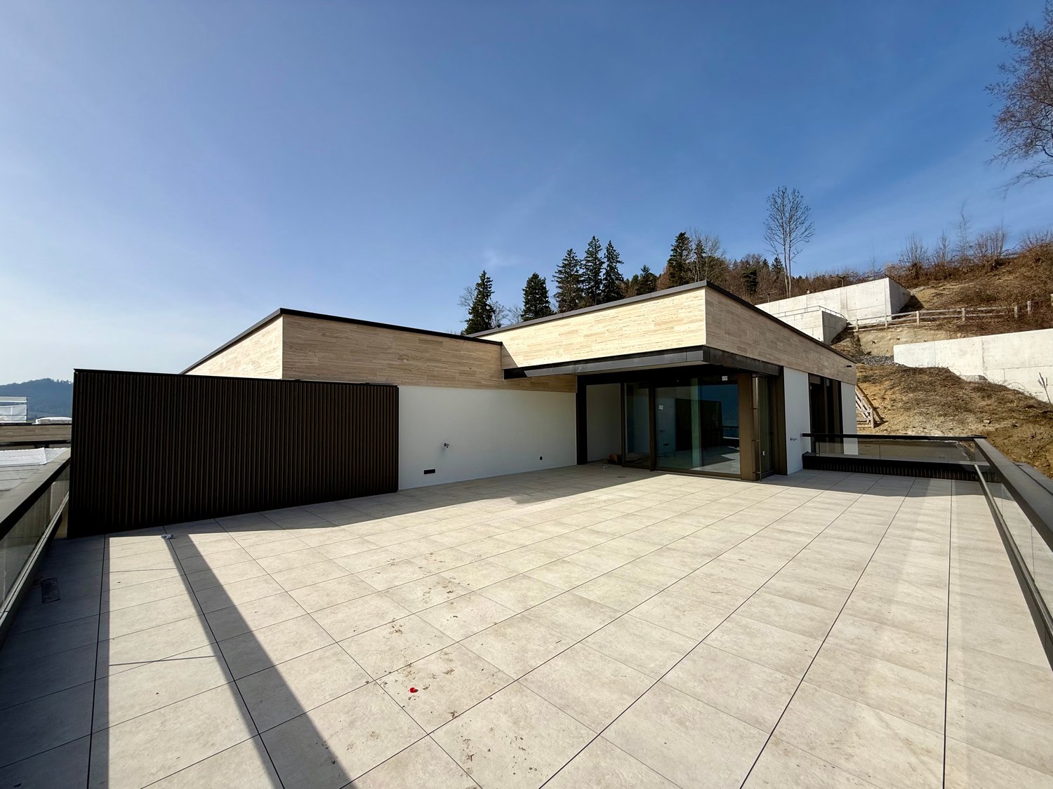 Exklusive Attika-Wohnung mit 111m2 Terrasse - Neubau 2026 in Oberägeri - Bild 2