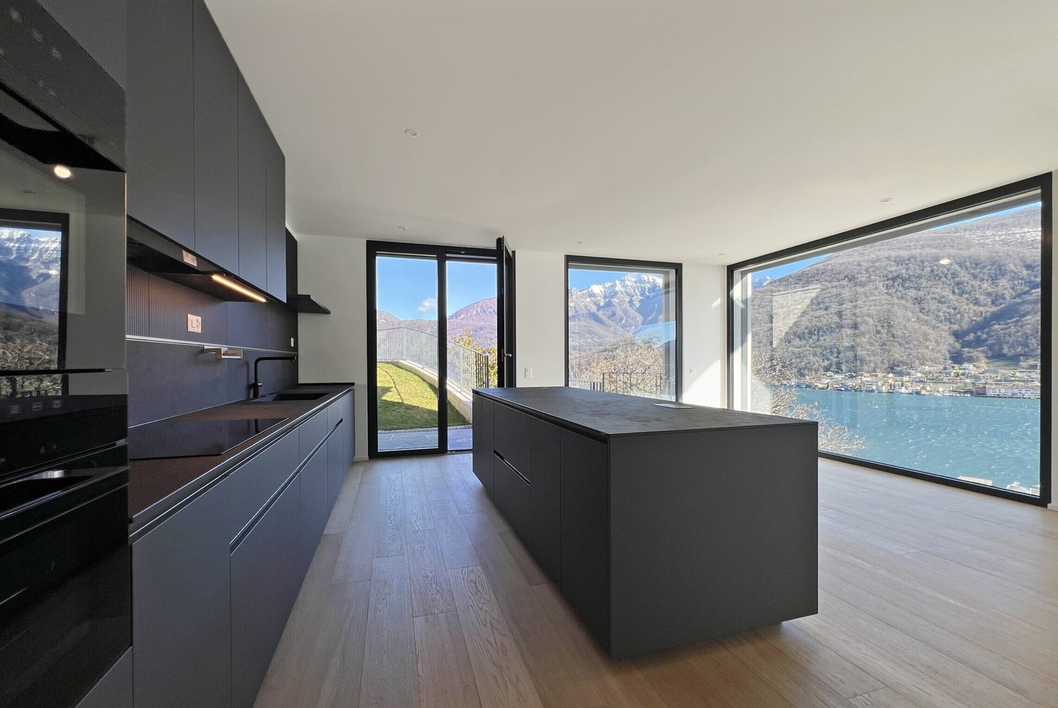 STUPENDA VILLA CON VISTA LAGO MOZZAFIATO A VICO MORCOTE -  Bild 2