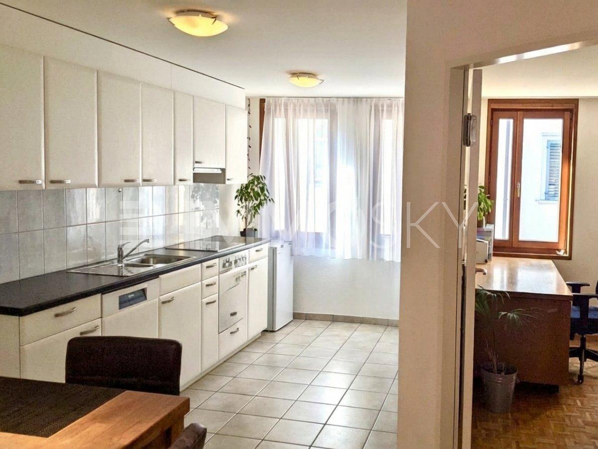 Renditeobjekt - Zwei Wohnungen sowie ein Ladenlokal - Küche der oberen Wohnung mit Essbereich