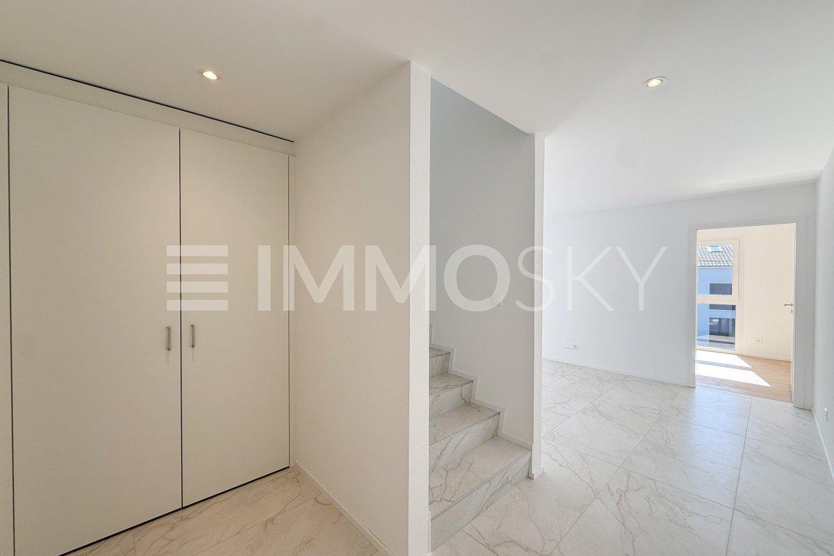 3.5 pièces neuf avec combles d'env. 69 m² et grand balcon (Lot B5-8.1) - Superbe entrée avec armoires intégrées