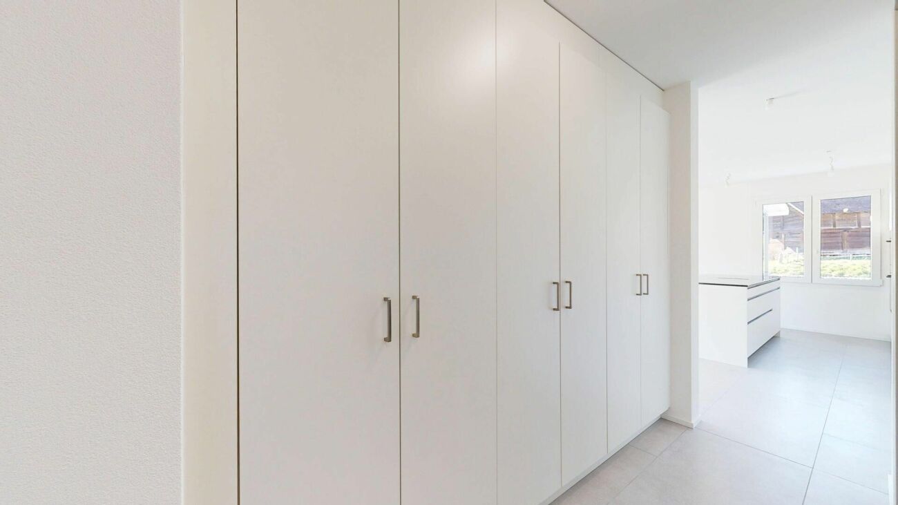 3.5 Zimmer-Wohnung mit Gartensitzplatz - Gang mit Einbauschränken